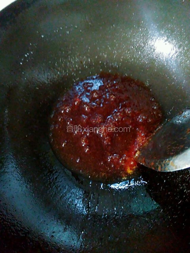 取一个小碗倒入米醋番茄酱白糖生粉搅均匀之后！锅里放入色拉油烧热将调好的汁，倒入锅中。加入少许清水大火烧开。