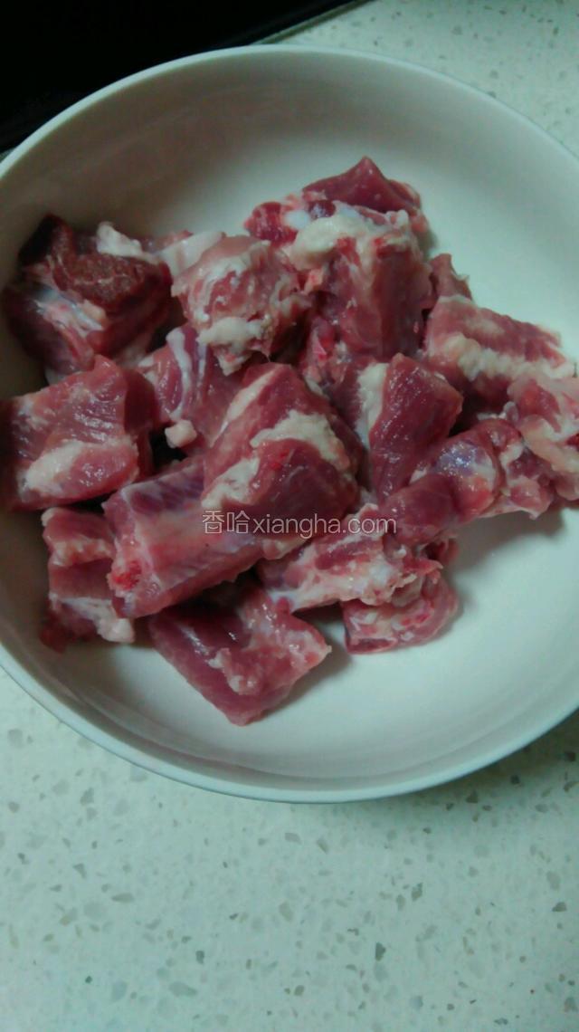 猪小排洗干净焯水备用。