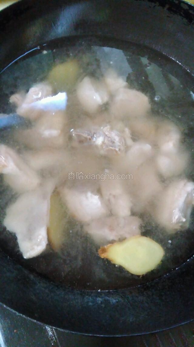 倒入大半锅热水烧开。然后倒入煲汤的锅中，大火烧开改中小火炖一个半小时。
