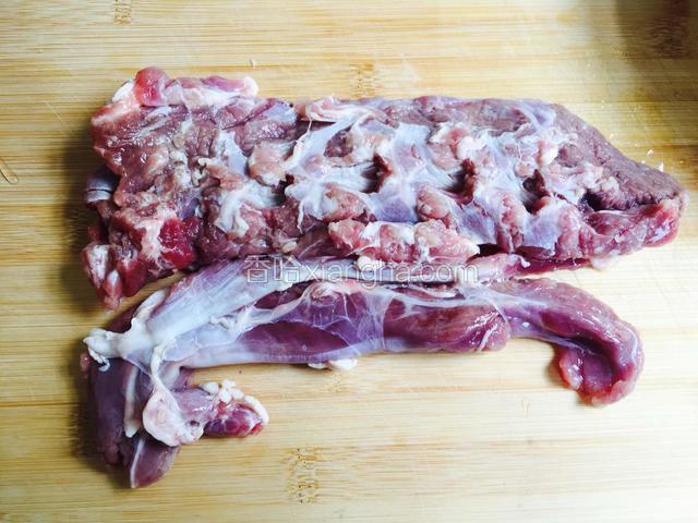 羊里脊肉洗干净控干水份。