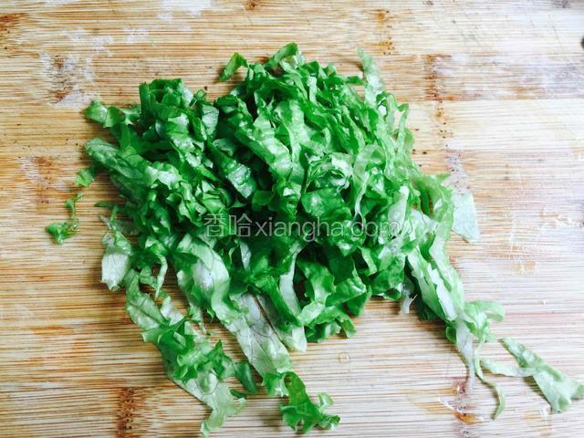 生菜洗干净切成丝。