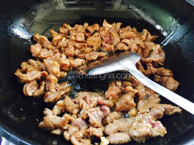 油热后倒入腌制好的羊肉翻炒断生。