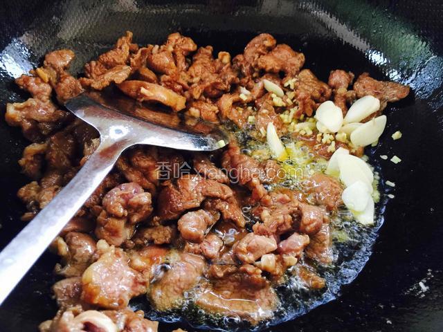 放入姜沫和蒜片炒出香味。