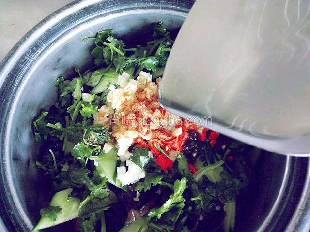 把热油浇在料上