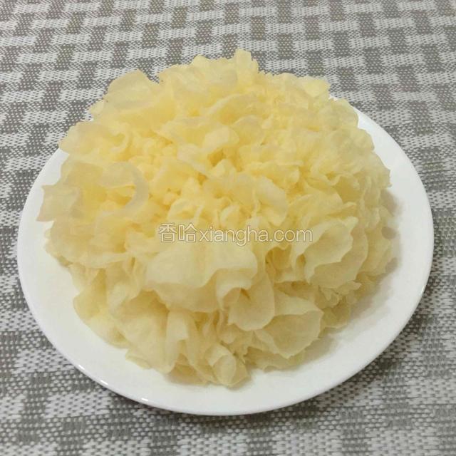 新鲜有机雪耳
半朵，撕小朵，洗干净
