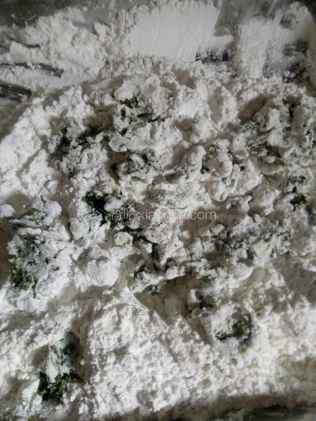 把糯米粉、面粉和煮烂的艾叶拌在一起搅成絮状，加少许白糖，如果觉得干可以加少许水，不觉得干可不加
