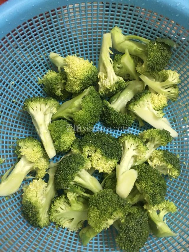 西兰花洗净去头切一个个如下