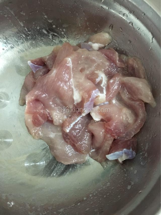 肉片洗净加入生粉料酒调和油三滴拌匀备用
