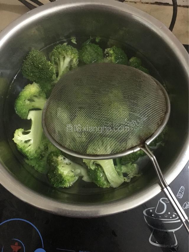 西兰花过水快速捞起