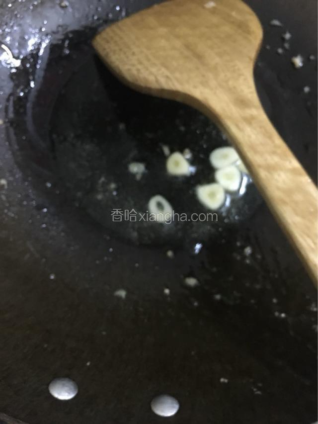 起油锅烧热后加入蒜片