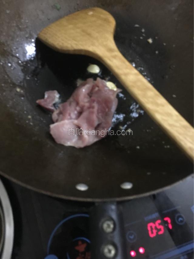 爆香后加入肉片
