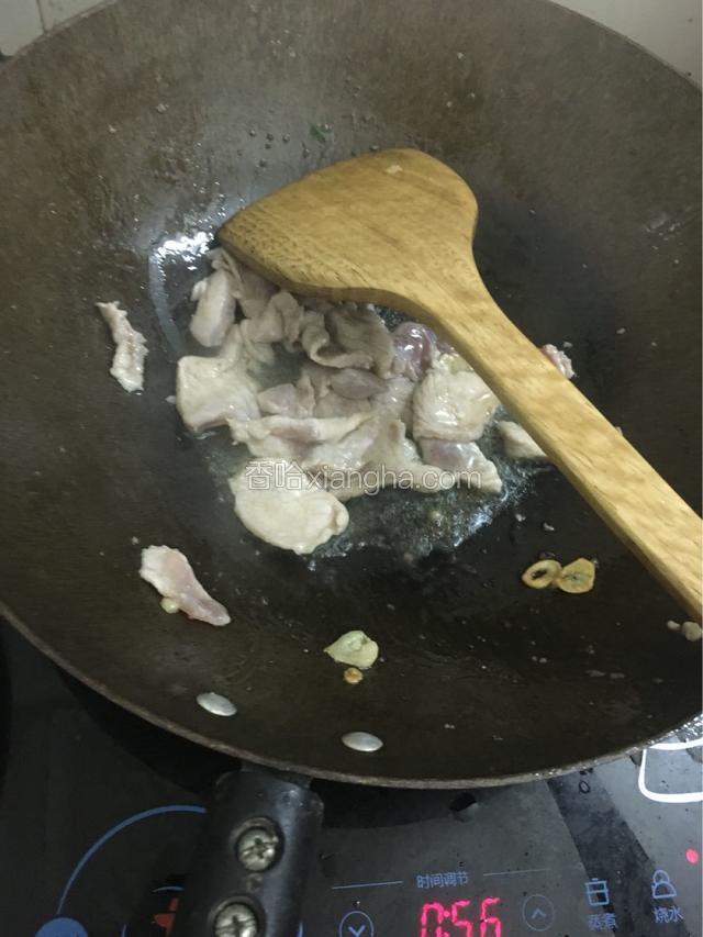 断生的判断是肉片由红变粉白