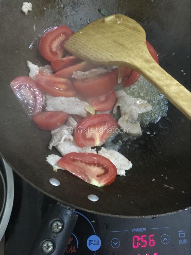 倒入番茄片翻炒均匀