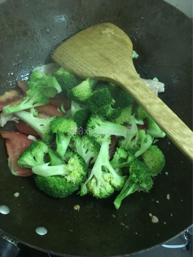 再倒入西兰花