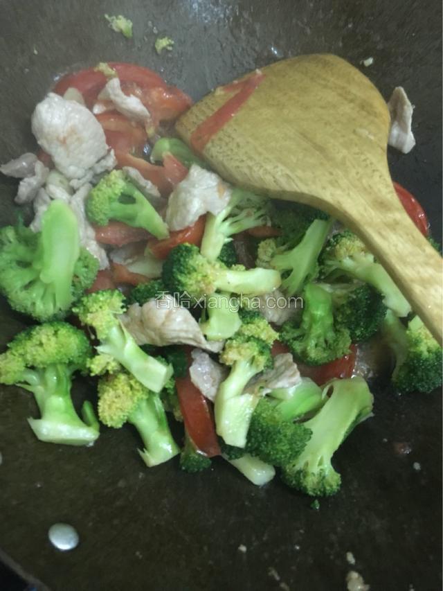 翻炒几许后加入精盐一小勺半