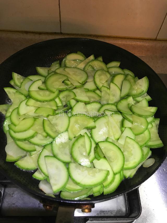 炒熟，调入盐和鸡精