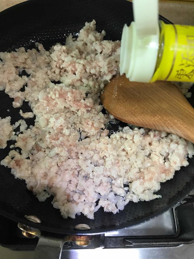 肉末变白，而且相互分离时倒入适量料酒