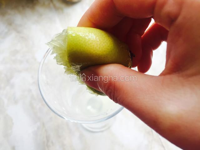 柠檬汁挤入杯子里。