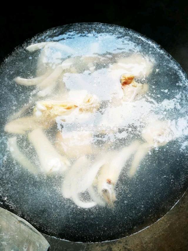 锅内入清水烧沸腾后，下入鸡爪、鸡翅根、鹅翅、鱿鱼圈焯水，捞出备用
