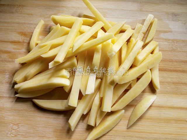 土豆去皮切厚片再改刀切成手指粗细的粗条。冲洗干净表面的淀粉。