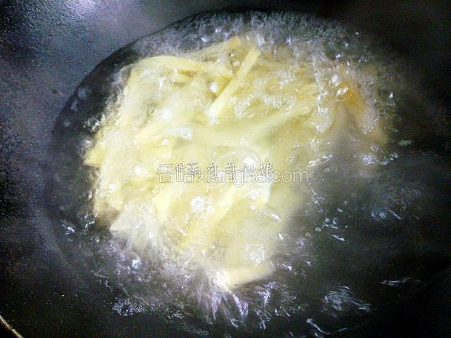 倒入土豆条大火煮1分钟。