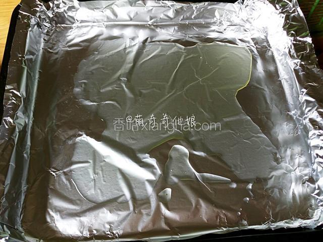 烤盘铺锡纸，倒入少许油，大约30g左右。