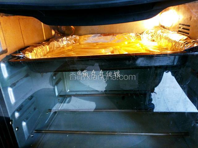 烤箱提前预热到230度。
送入预热好的烤箱上层，上下火230度烤20-25分钟。
具体视土豆条粗细决定。