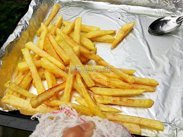 出炉。底部多余的少许油倒出来就行。
