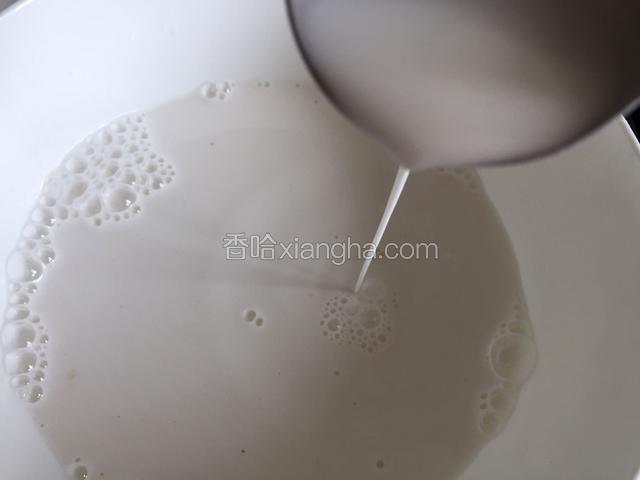 加入清水混合， 搅拌成特别稀的面糊。用勺子舀着呈流水状即可，面糊调的越稀越容易做成凉皮。