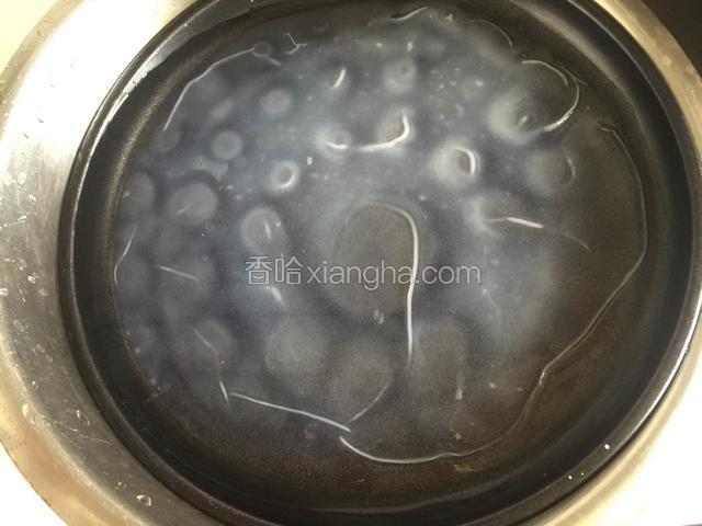 取出放凉开水中浸泡几秒钟。