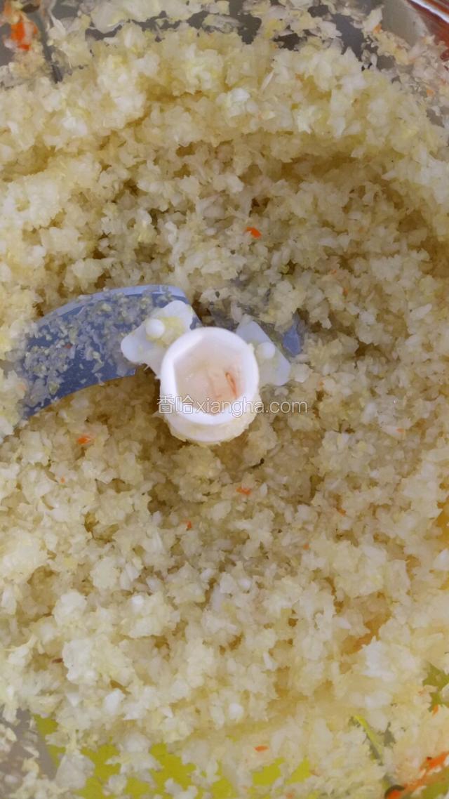 同样绞碎成沫，轻微的捏下水放入肉馅儿盆里。