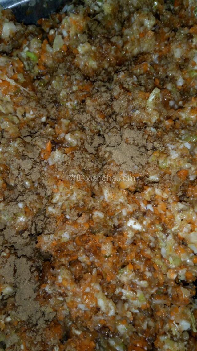 然后在馅儿里倒入适量的五香粉，植物油，盐搅拌均匀。