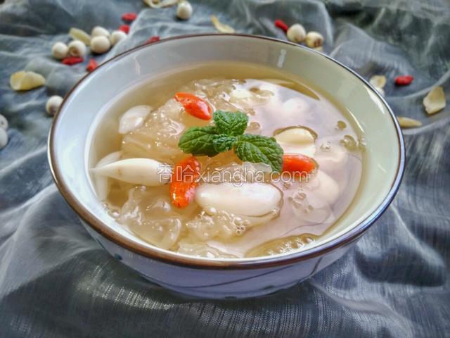 李时珍在《本草纲目》中写道：“莲之味甘，气温而性涩，清芳之气，得稼穑之味。主要材料有莲子、雪耳、冰糖。羹浓味甜，有润肺养胃、美容养颜的功能。适用于伴有涕中带血的鼻咽癌病人和女性朋友。
丑耳是银耳中优良品种，是没有经过清洗直接烘干，区别于普通银耳再采摘后增加了水泡清洗工序，因此丑耳的胶质能够极好地保存下来，富含更多的胶原蛋白，可美容养颜。
百合和莲子具有养心安神，润肺止咳的功效，是著名的保健食品，也是老少皆宜的食物。
丑耳、莲子、百合做成糖水，具有滋阴润肺、益气养心的功效，非常适合夏季去除燥热。