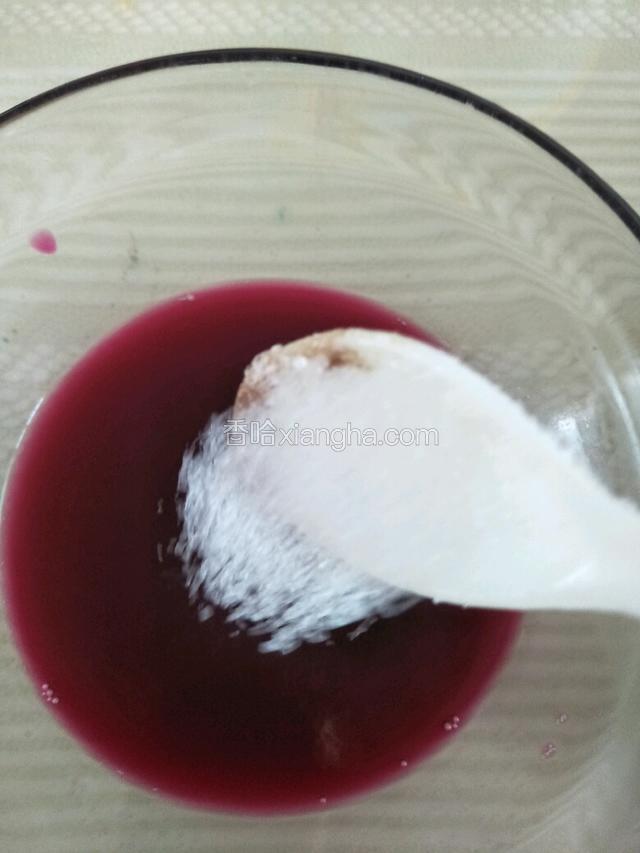 红苋菜汁加白糖，酵母搅拌均匀