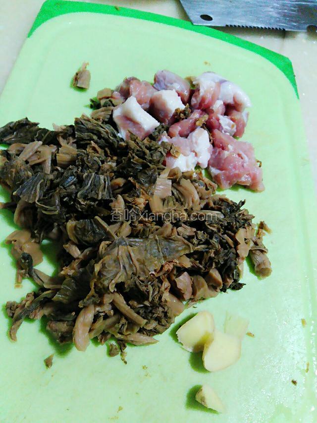 将猪肉和梅菜切一下。