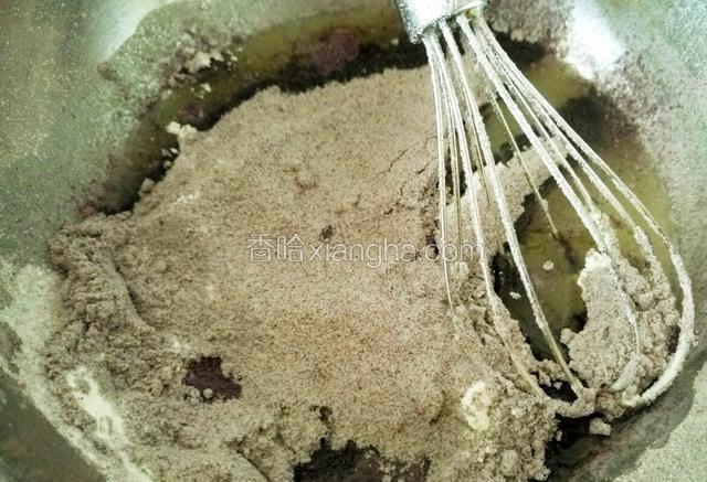 再筛入低粉和黑米粉 十字搅拌均匀