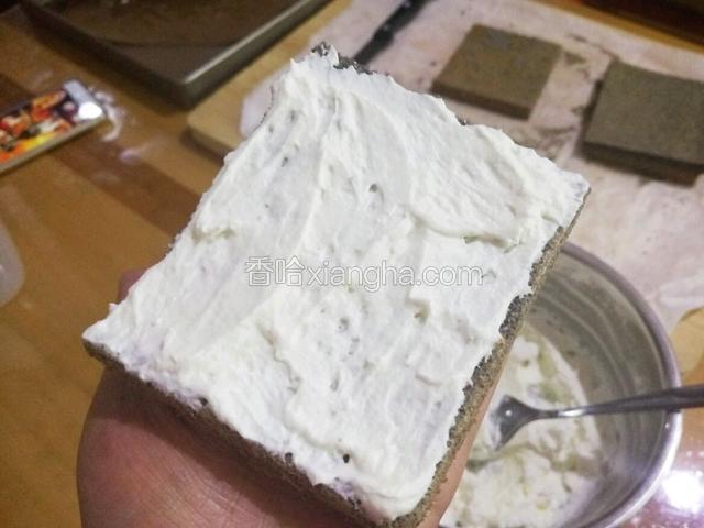中间抹上淡奶油或者家人喜欢的馅料