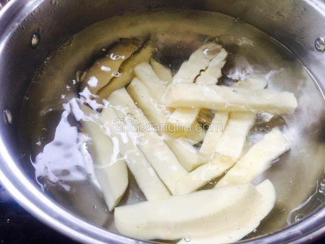 把洗干净的土豆条放入开水中煮三分钟。