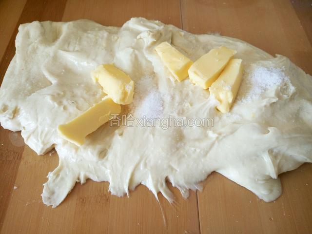 再放入盐和软化的黄油