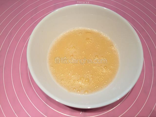 把10克吉利丁片加入50毫升开水，融化成液体；