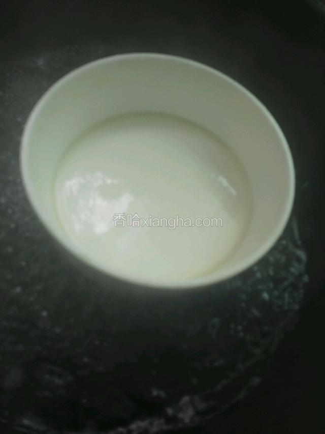 搅拌均匀后放入锅里蒸半个小时，放入黄油搅拌均匀。
取出放凉冷藏半个小时