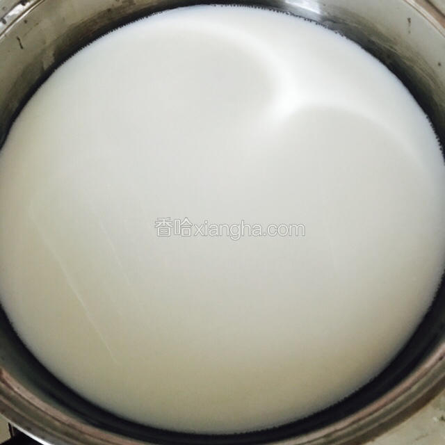 牛奶烧开，放凉