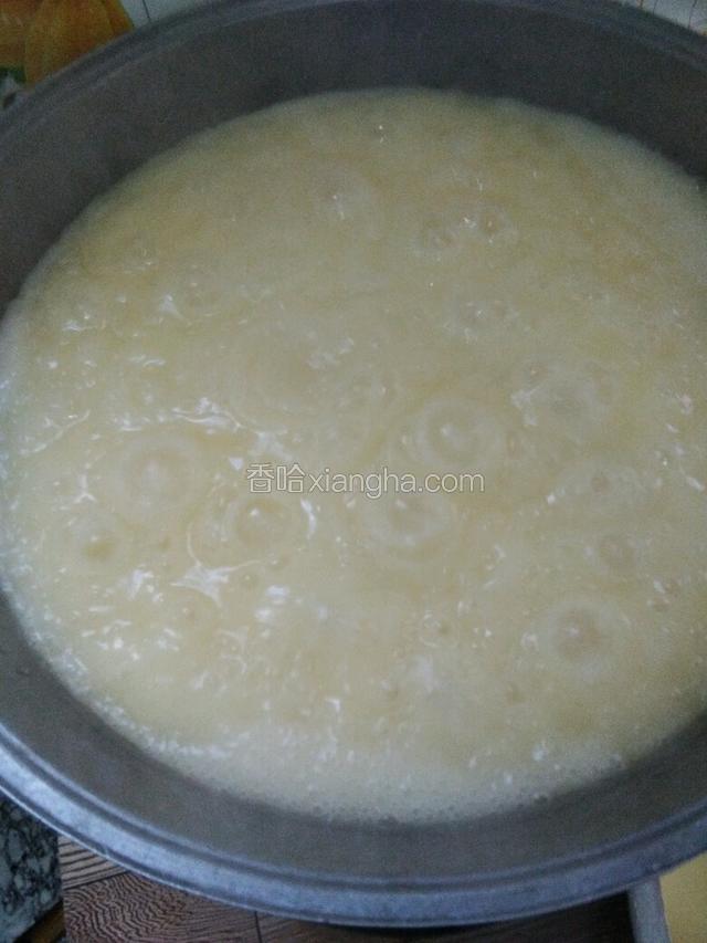 等锅烧开以后，先拿擀面杖使劲搅，然后再倒入面糊使劲儿搅