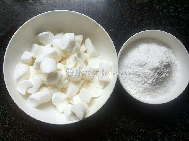 先自制翻糖膏，准备好棉花糖和糖粉。