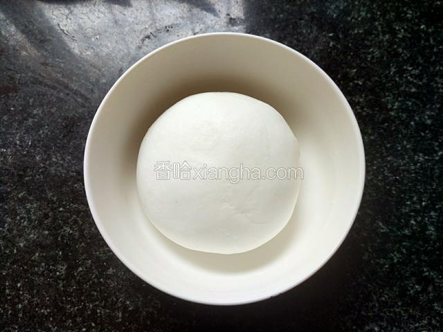 然后分两次倒入糖粉，翻拌均匀，倒入少许植物油，揉成团。用手拉伸翻糖，可以拉出3.4公分再断开就可以了。现在天气太热，放入冰箱冷藏室24个小时后再用。