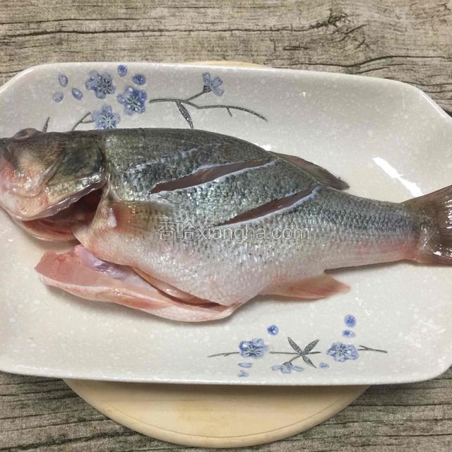 两边斜切两刀用盐腌制十分钟左右