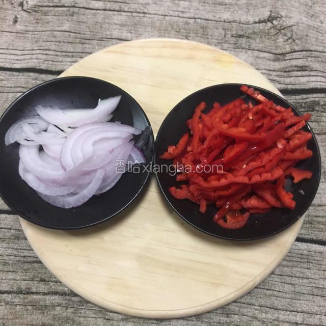 洋葱切丝，红椒切丝