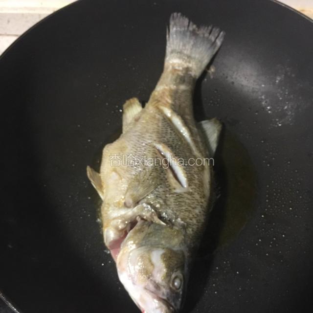 热锅起油，鱼煎至两面金黄盛起