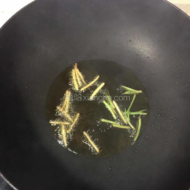锅内再倒少许油煸香姜，葱段