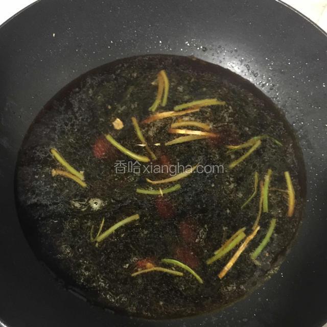 加开水倒入老抽、生抽、料酒、糖、盐调汤汁